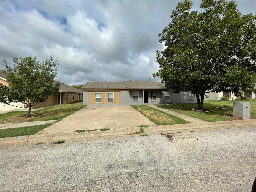 928 Sylvia St, Weatherford, TX 76086 - photo 1