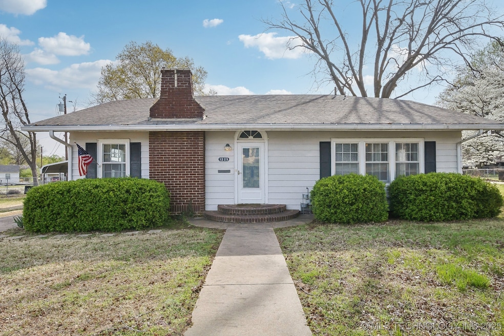 1225 S Delaware Ave, Okmulgee, OK 74447 - photo 1