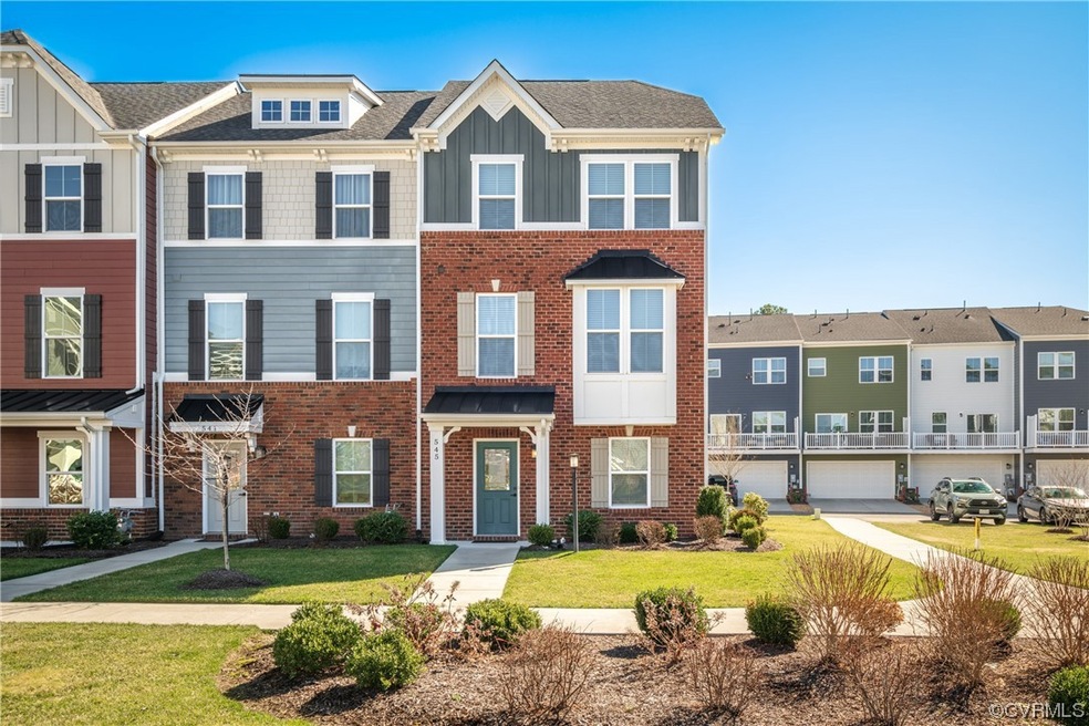 Multi unit property featuring a front yard and a g