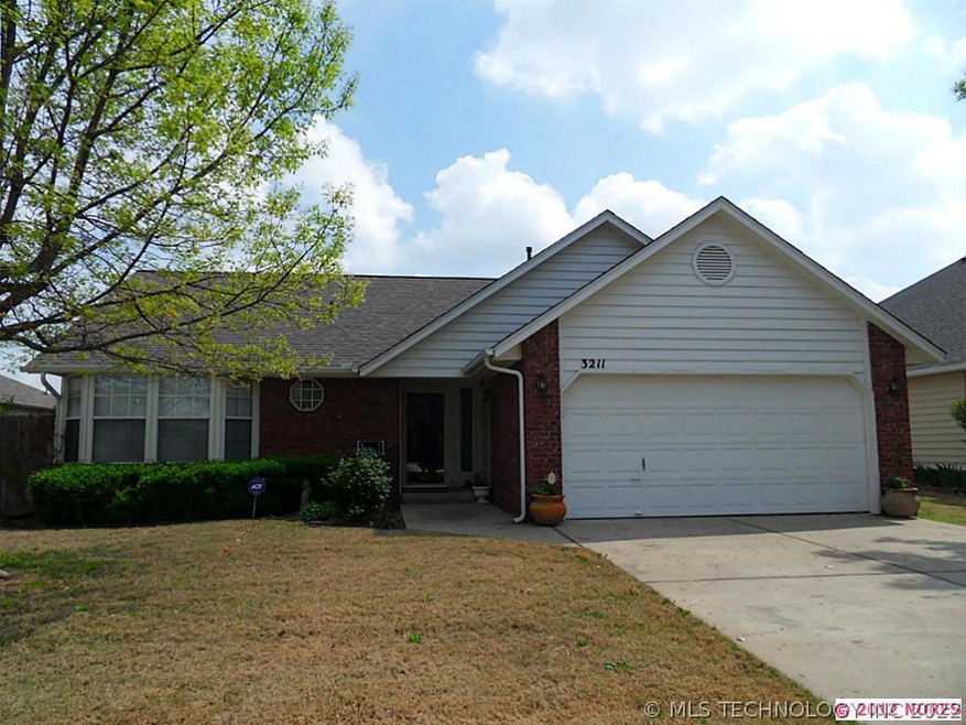 Wonderful 3/2/2 home in Country Lane II Addition.