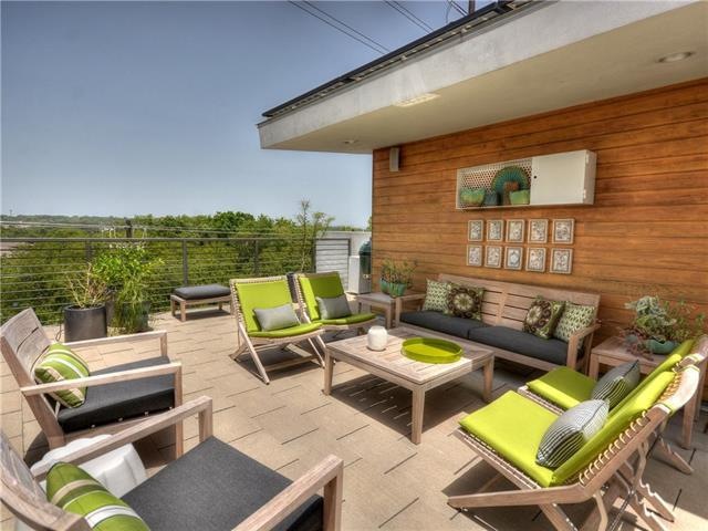 Rooftop terrace. Speakers and TV or projector hook