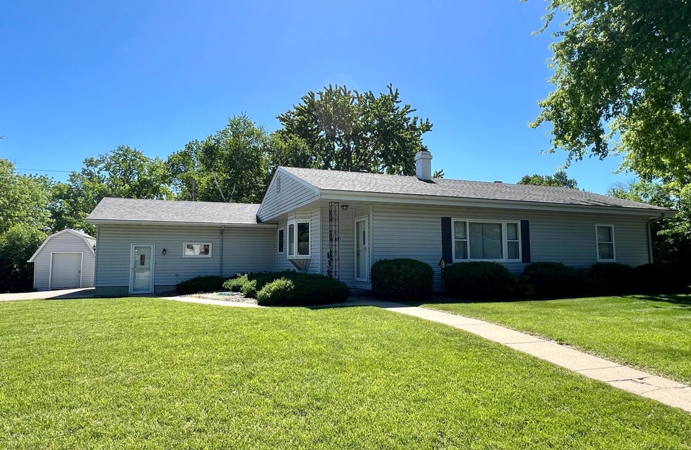 201 Mcarthur Dr, Albert Lea, MN 56007 - photo 1