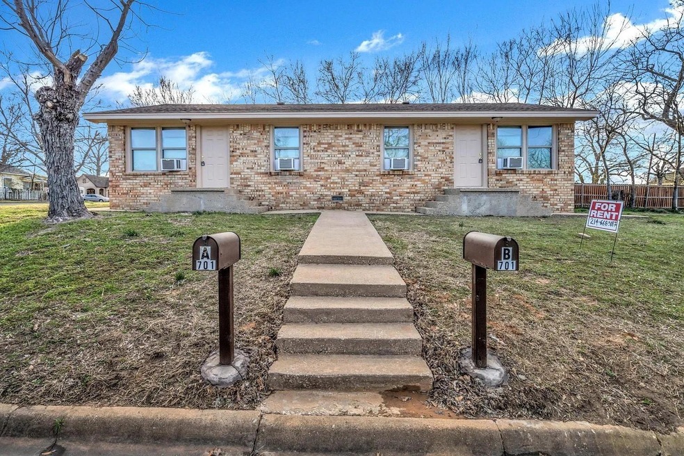 901 S Barrett Ave, Denison, TX 75020 - photo 1