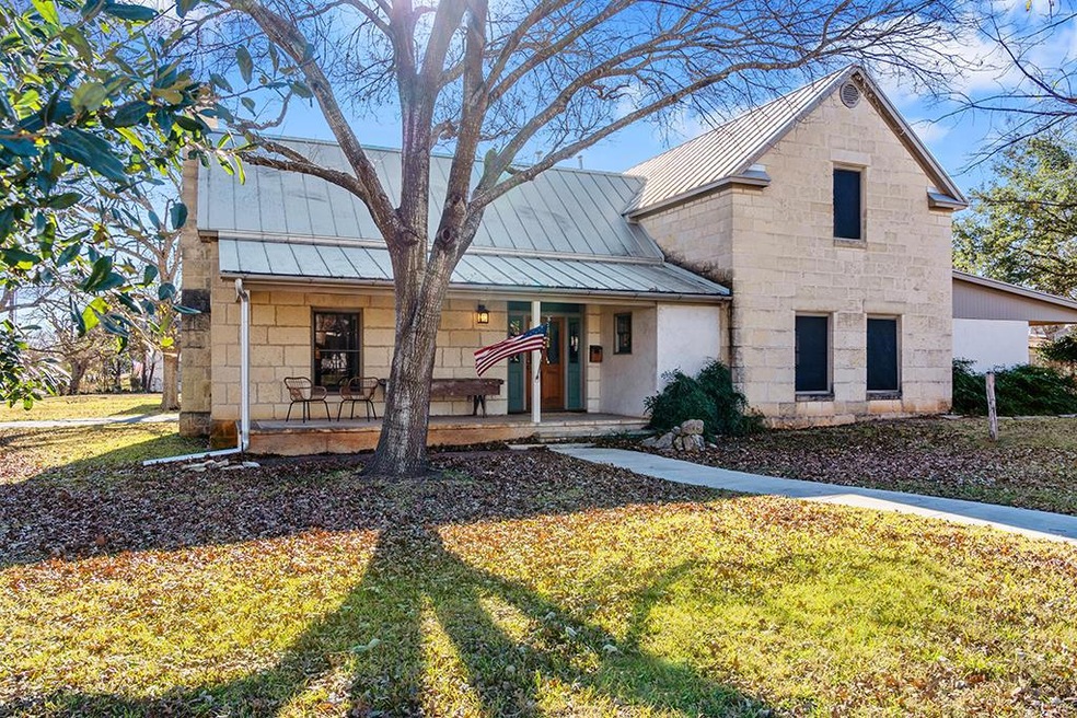 107 N Acorn St, Fredericksburg, TX 78624 - photo 1