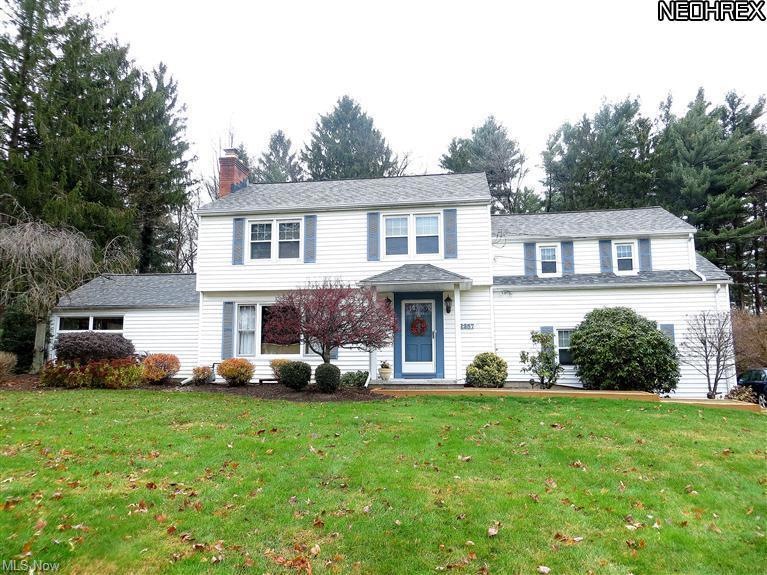 Beautifully Maintained Traditional Colonial w/Side