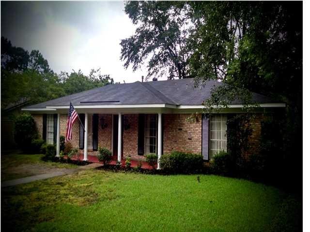 401 Bridle Path Way in Huntleigh Woods, mature nei