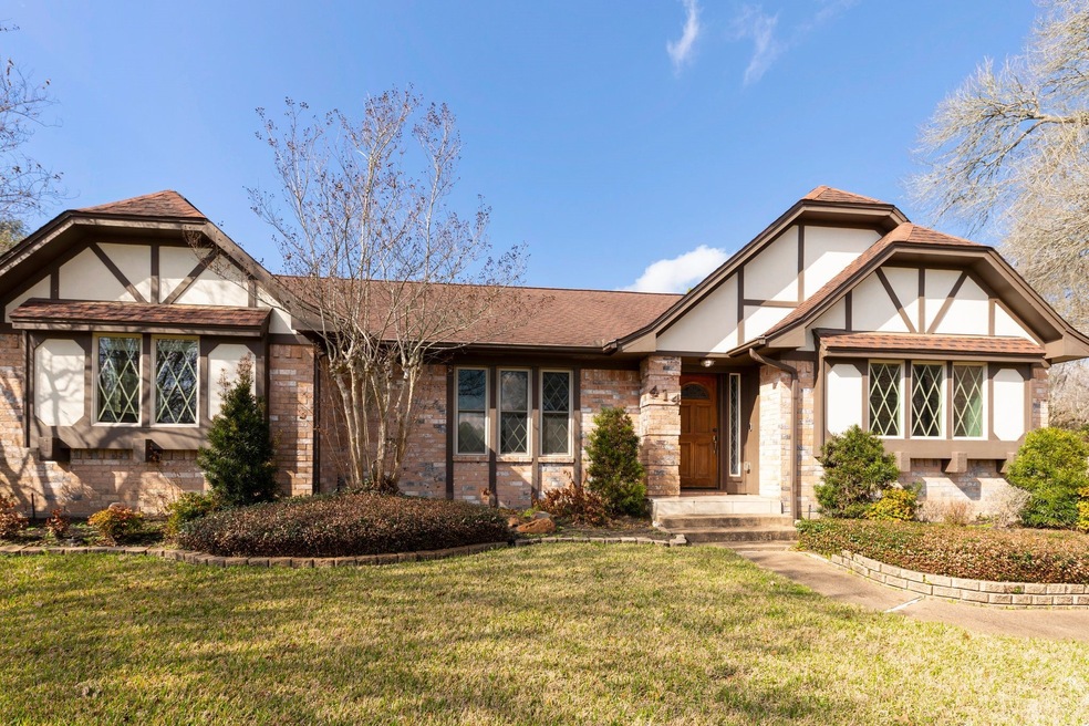414 Colonial Dr, Friendswood, TX 77546 - photo 1