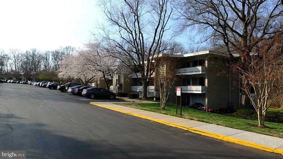 7549 Spring Lake Dr unit D-1, Bethesda, MD 20817 - photo 1
