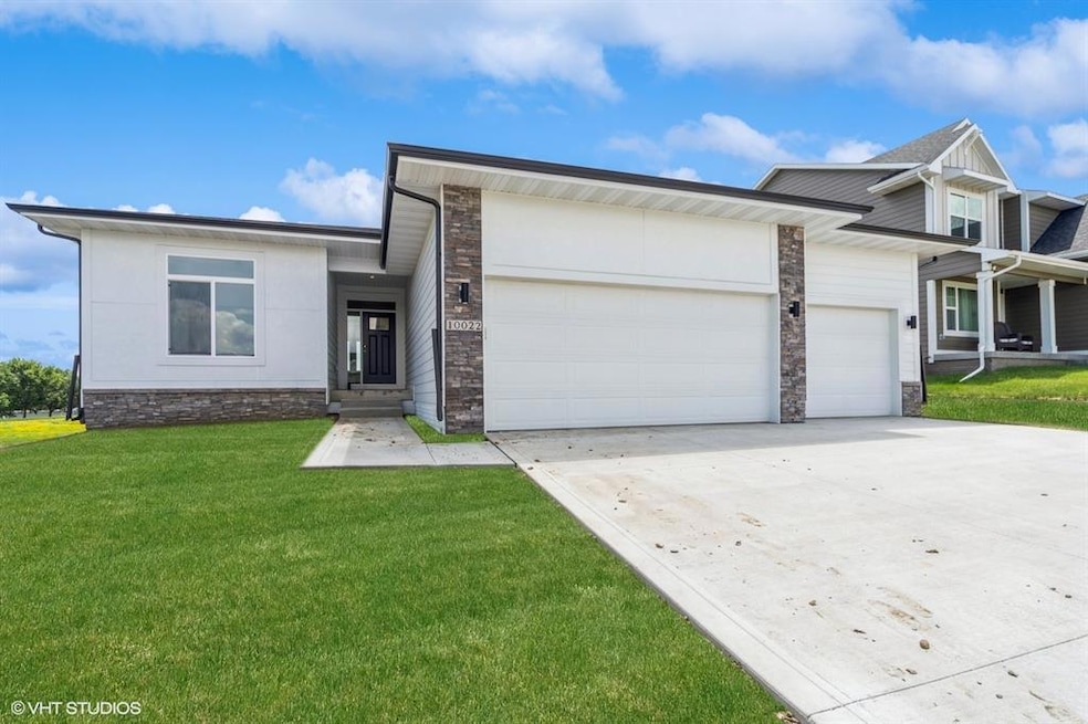 10022 NW 68th Ave, Johnston, IA 50131 - photo 1