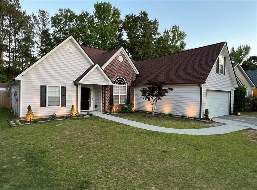 Ranch-style house with a front yard