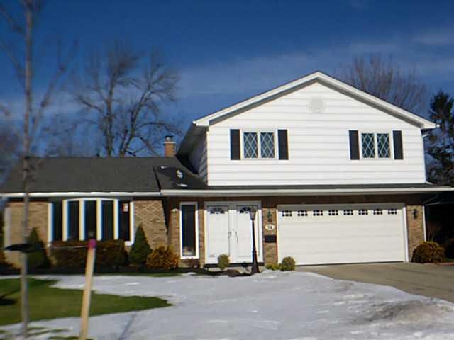 Exterior Front WELCOME TO 74 MANOR OAK