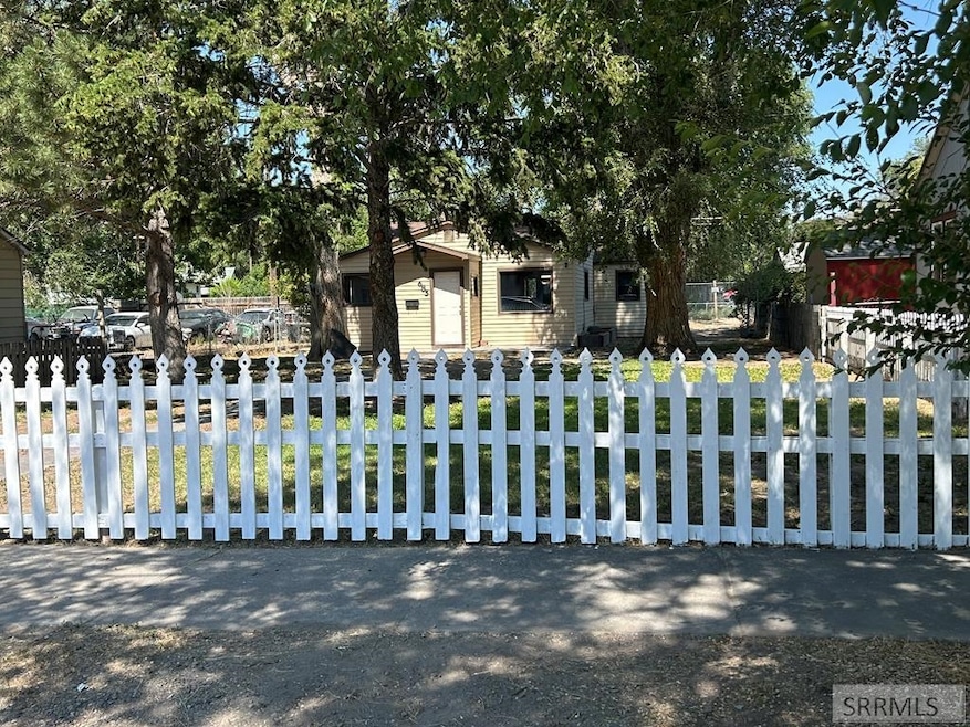 685 S Stout Ave, Blackfoot, ID 83221 - photo 1