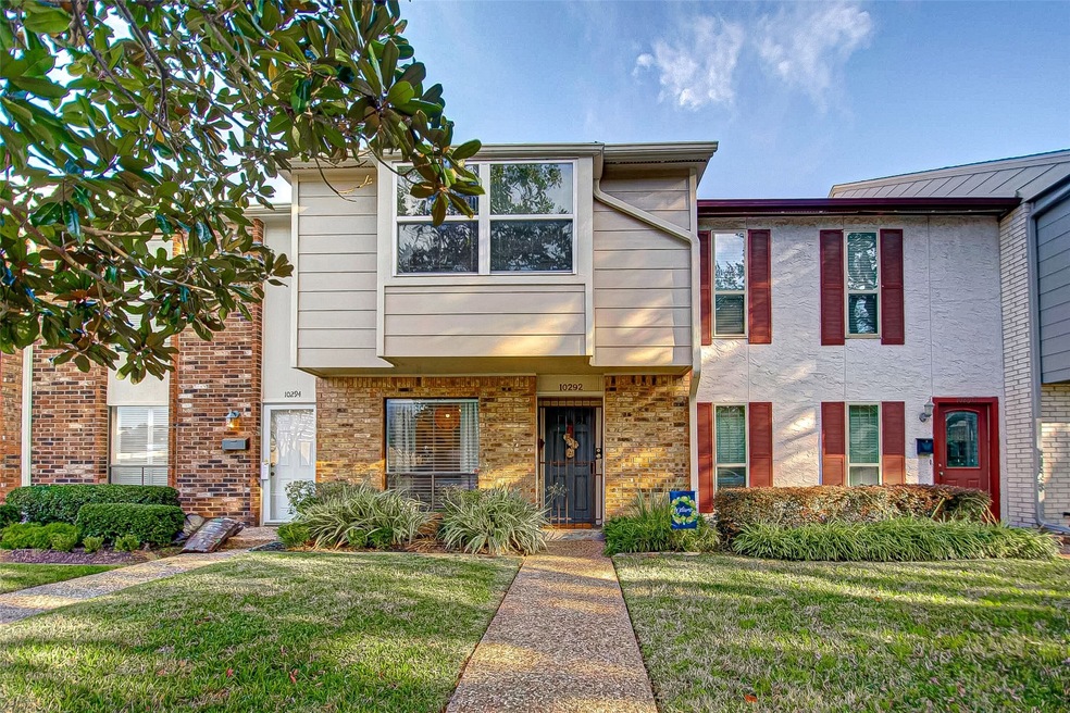 10292 Longmont Dr unit 404, Houston, TX 77042 - photo 1