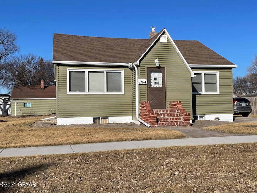 1104 S 11th St, Grand Forks, ND 58201 - photo 1