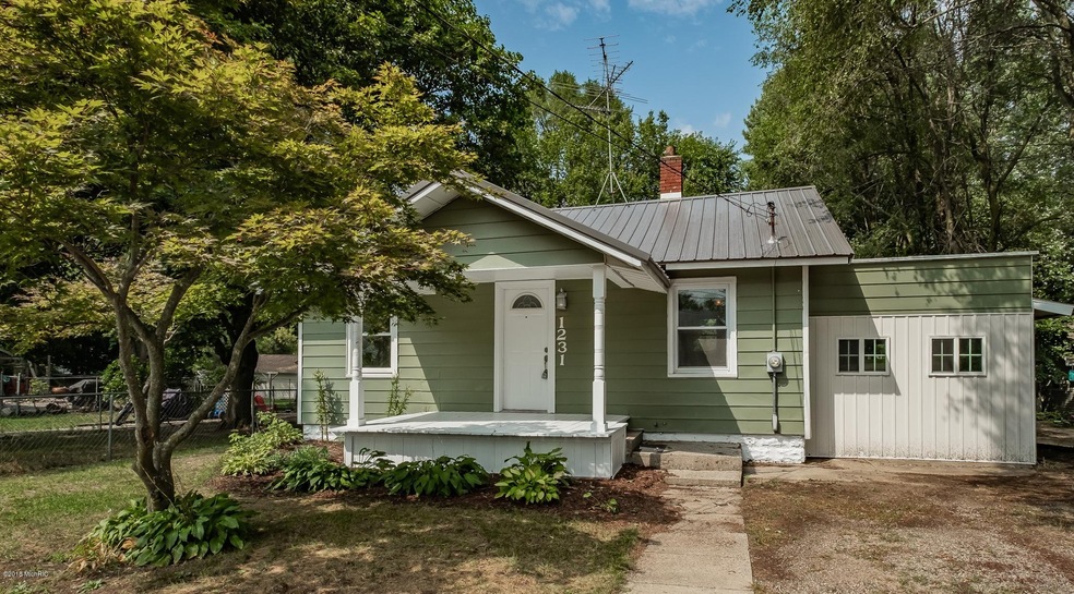 1231 Calgary St NE, Grand Rapids, MI 49505 - photo 1