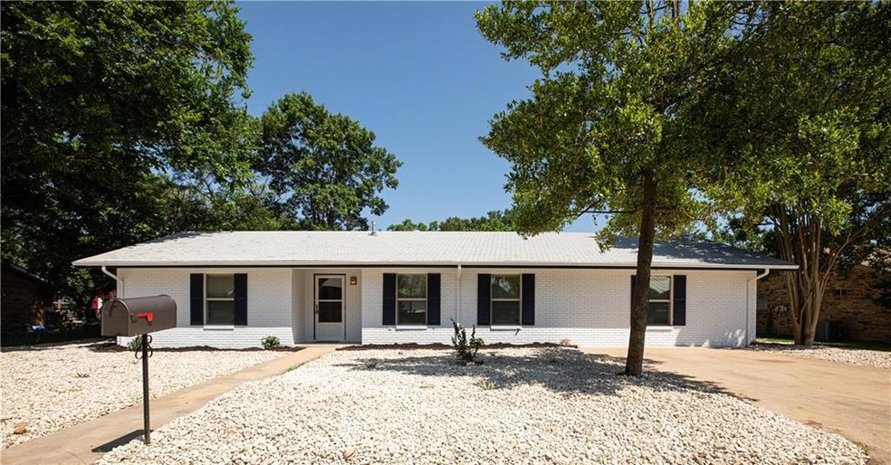 705 N Bowie St, Fredericksburg, TX 78624 - photo 1