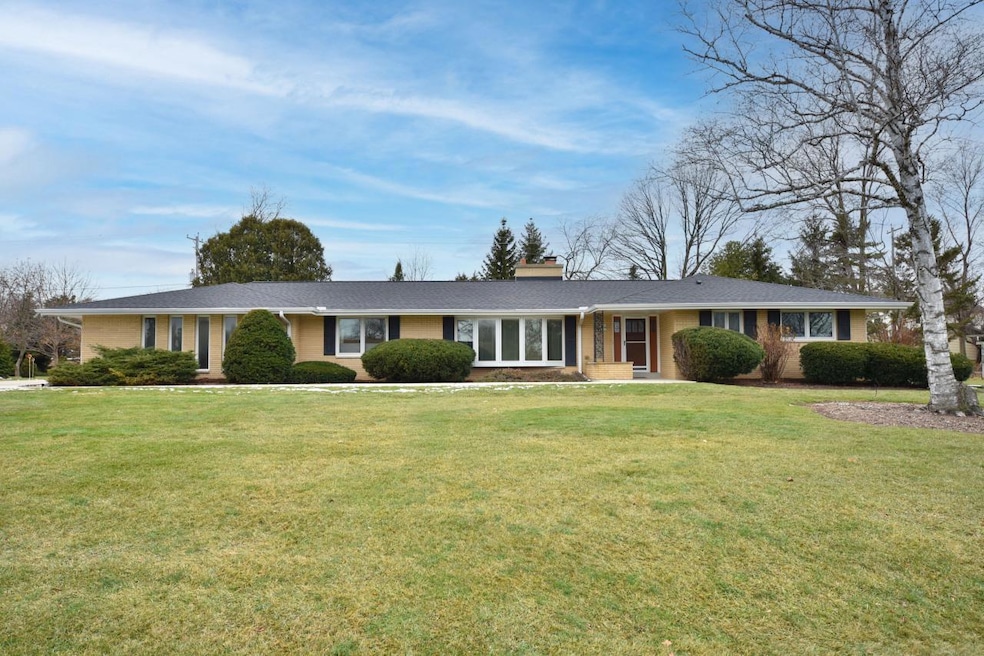 W151N7677 Wood View Dr, Menomonee Falls, WI 53051 - photo 1