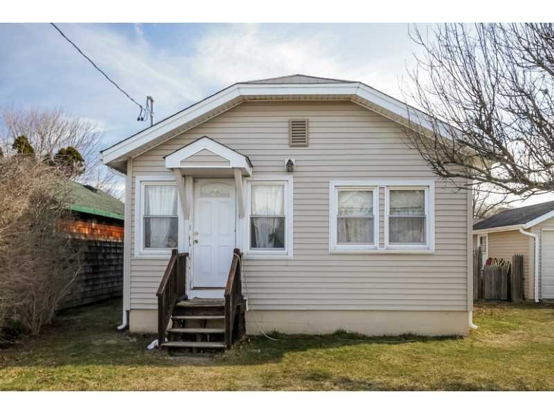 32 Crest St, Middletown, RI 02842 - photo 1