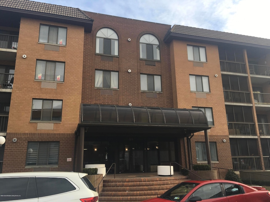 Chestnut Hill at Essex Park unit 3A, Staten Island, NY 10314 - photo 1