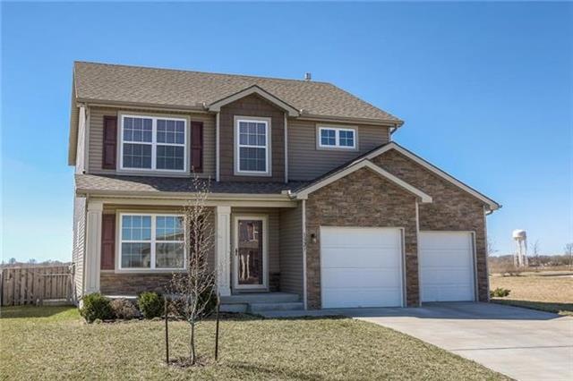 Front of home with flat drive way.