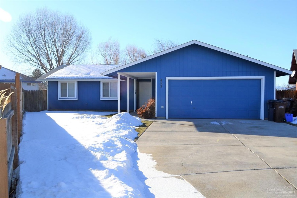 852 NW Maple Ct, Redmond, OR 97756 - photo 1