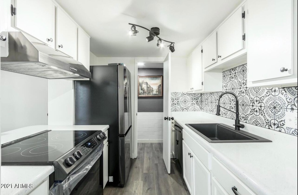 1231 E Lawrence Ln unit 14, Phoenix, AZ 85020 - photo 1