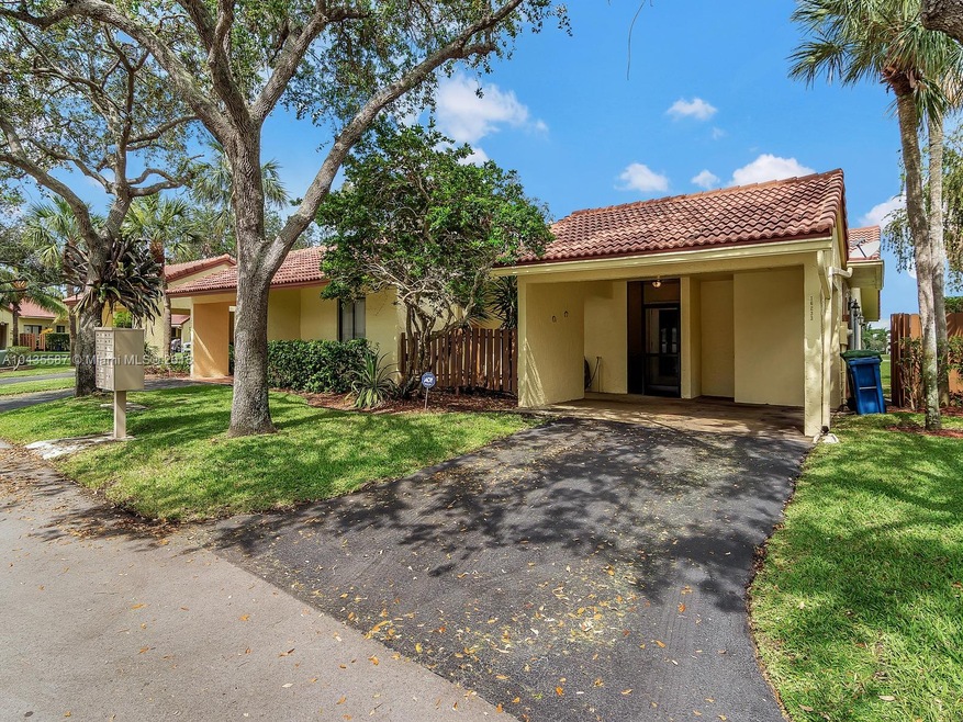 16233 Laurel Dr unit 17, Weston, FL 33326 - photo 1