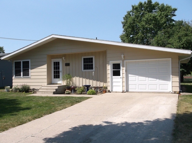 Front of Home<|><|>