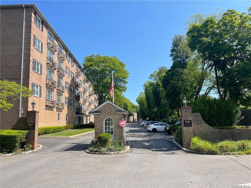 Consulate on the Park unit 4D, Tuckahoe, NY 10707 - photo 1