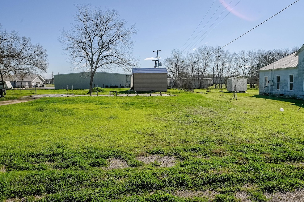 507 S Saint Andrew St, Weimar, TX 78962 - photo 1