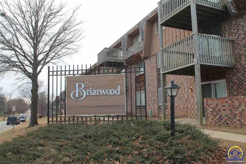 2318 SW Briarwood Plaza unit 302, Topeka, KS 66611 - photo 1