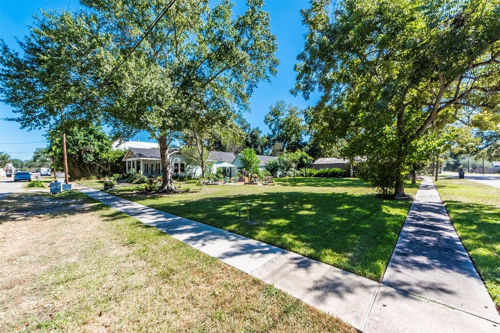 225 S Hill St, Alvin, TX 77511 - photo 1