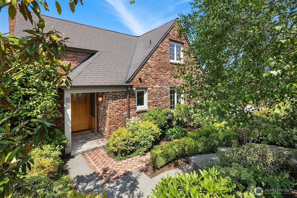 Sold $1,395,000 • Co-Listing Agent