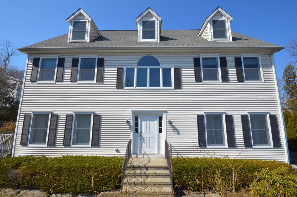 10 N Sound Beach Ave, Riverside, CT 06878 - photo 1