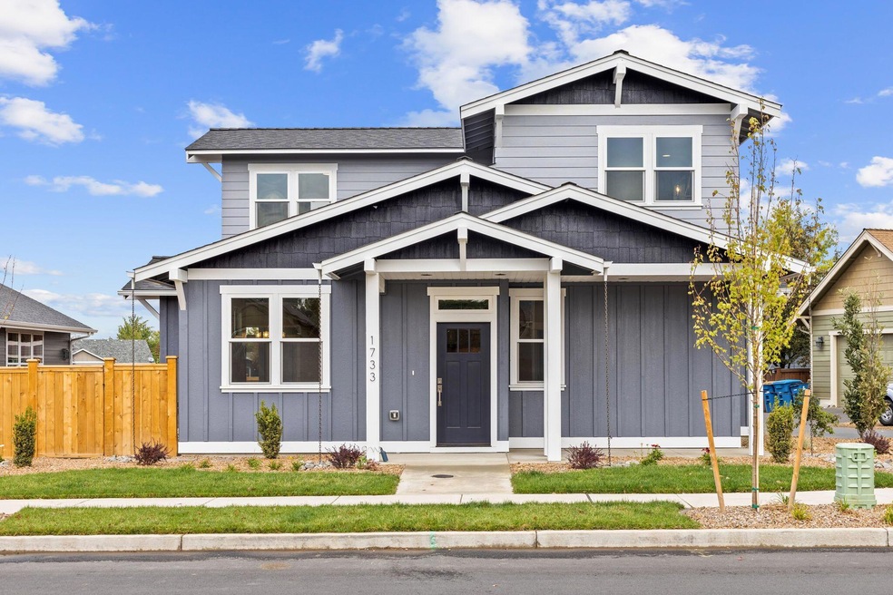 1733 NW Hemlock Ave, Redmond, OR 97756 - photo 1