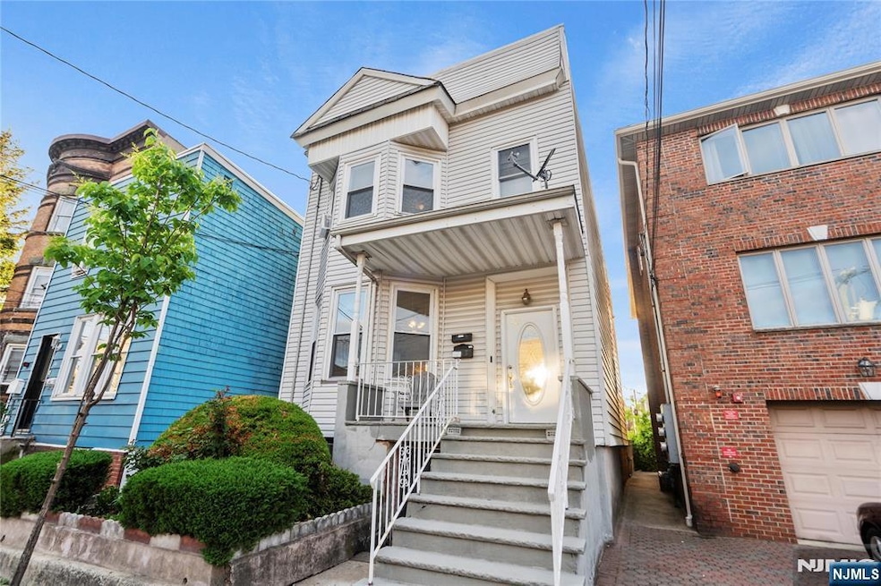 Sold $887,499 • Co-Listing Agent