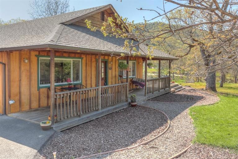 8719 John Day Dr, Gold Hill, OR 97525 - photo 1