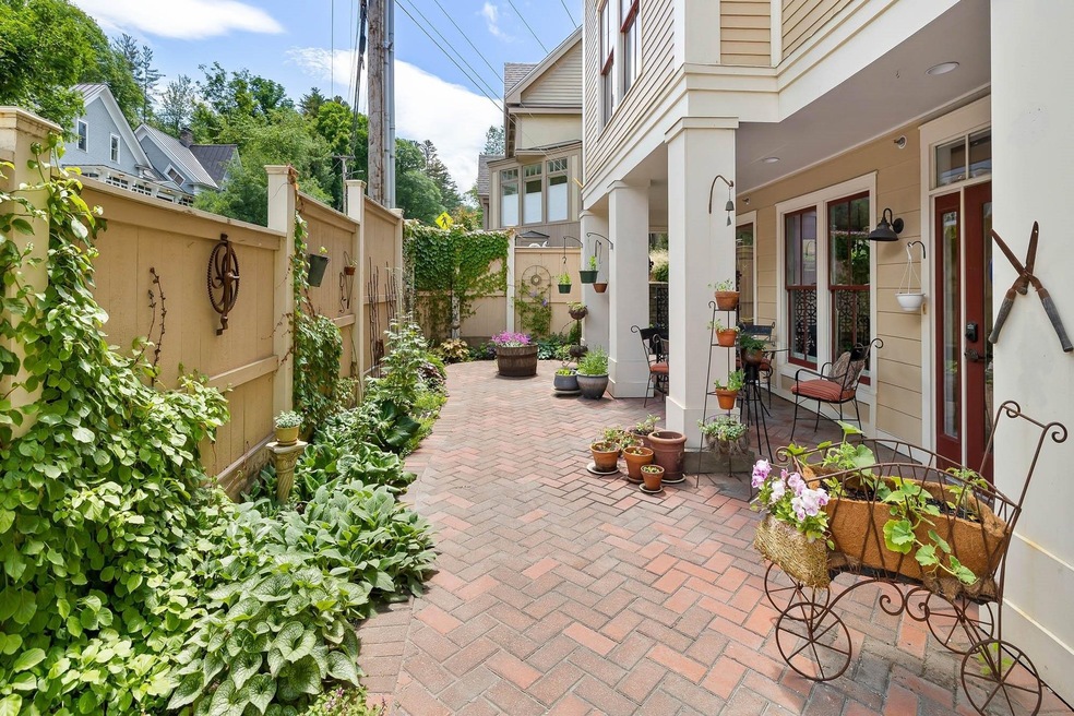 162 S Main St unit 1, Stowe, VT 05672 - photo 1