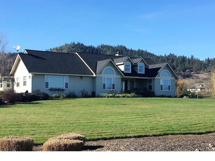 993 Old Stage Rd, Central Point, OR 97502 - photo 1