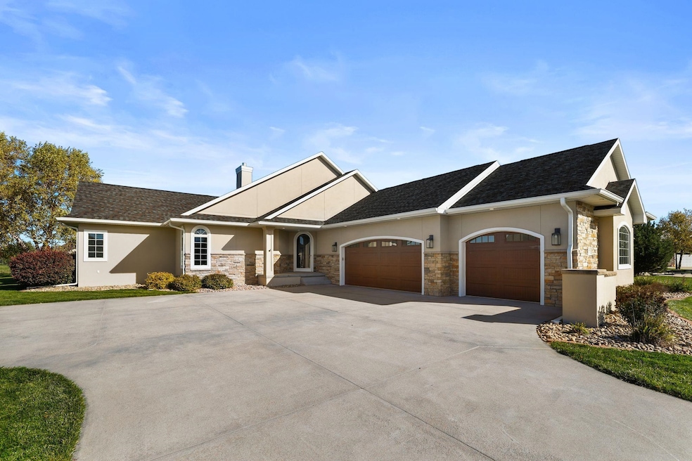 508 Quail Cir, Hastings, NE 68901 - photo 1