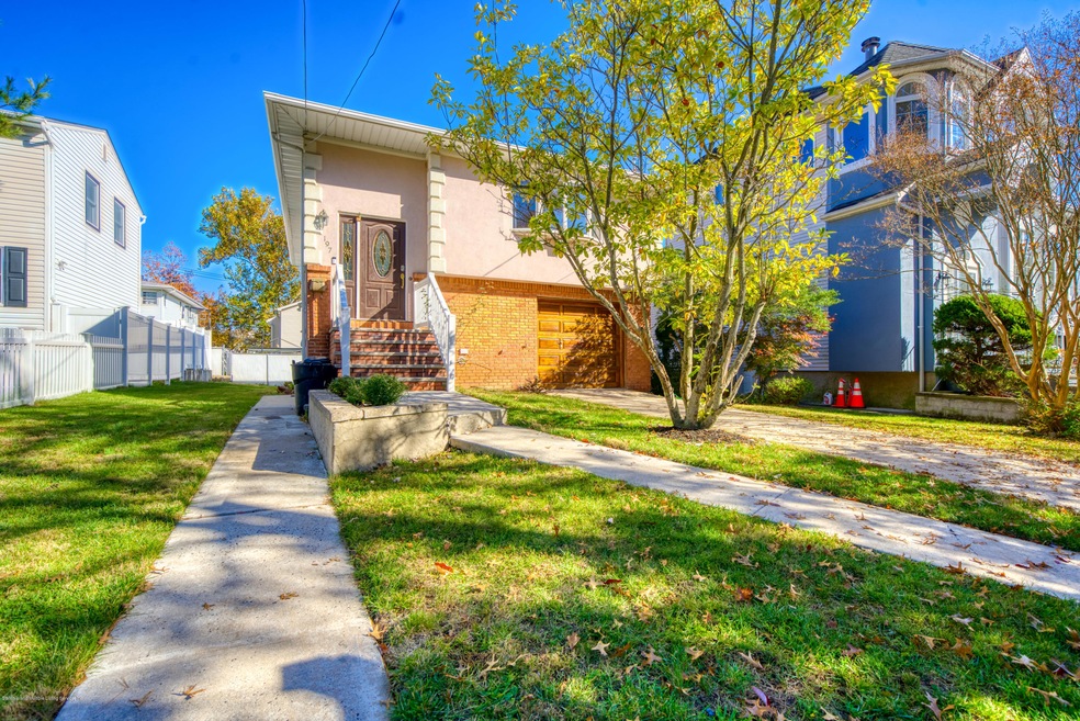 197 Currie Ave, Staten Island, NY 10306 - photo 1
