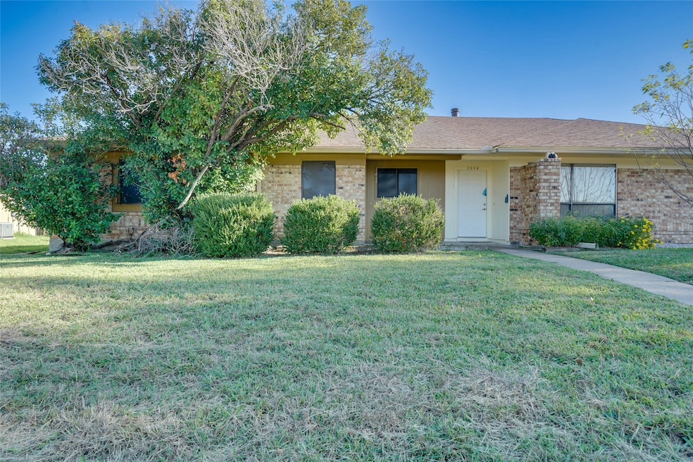 2226 Limestone Ln, Garland, TX 75040 - photo 1