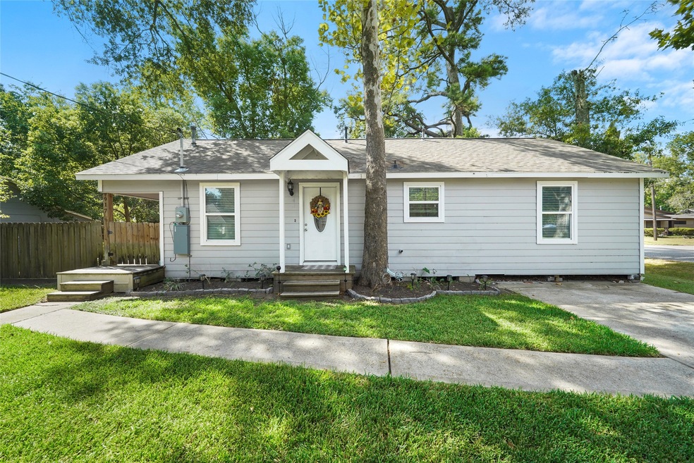 917 W Snyder St, Alvin, TX 77511 - photo 1