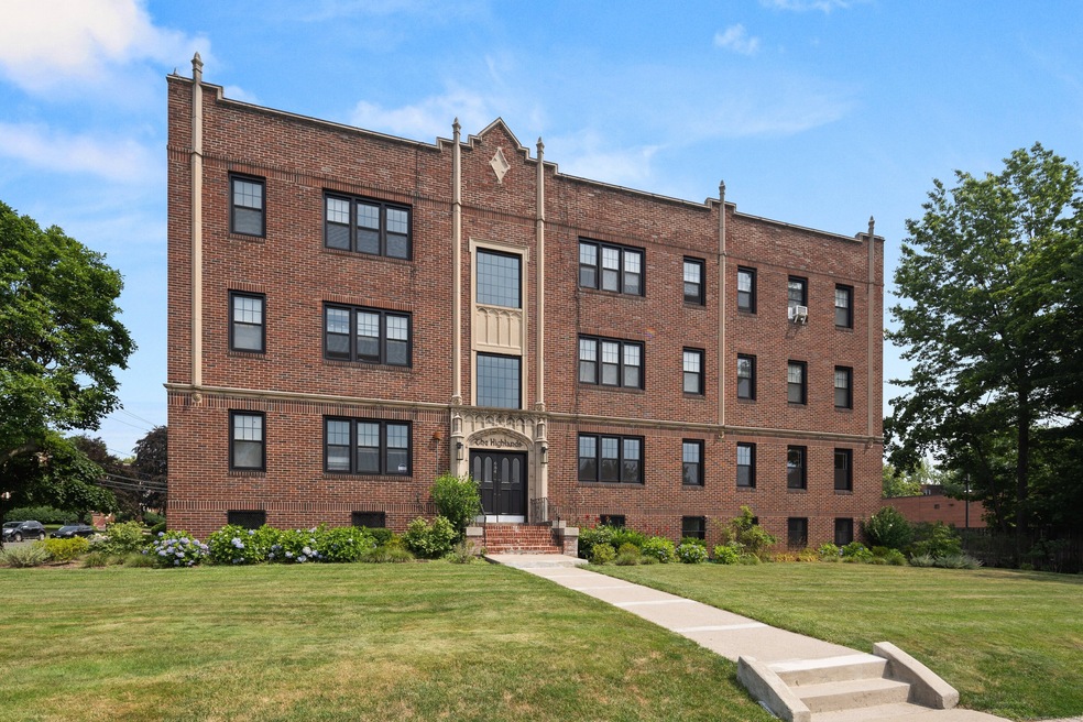 684 Farmington Ave unit C5, West Hartford, CT 06119 - photo 1