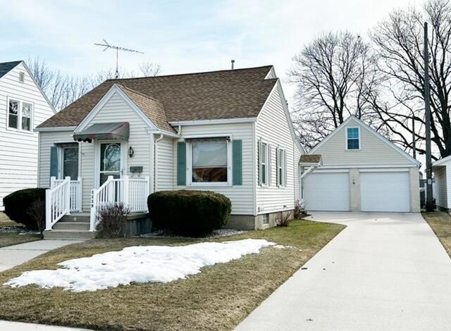 1119 N 18th St, Manitowoc, WI 54220 - photo 1