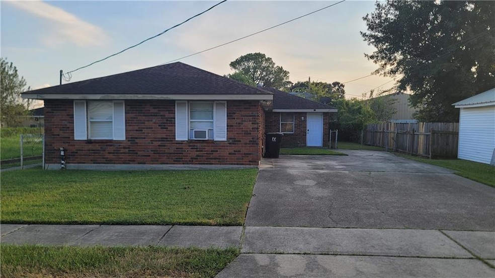 204 5th St, Chalmette, LA 70043 - photo 1