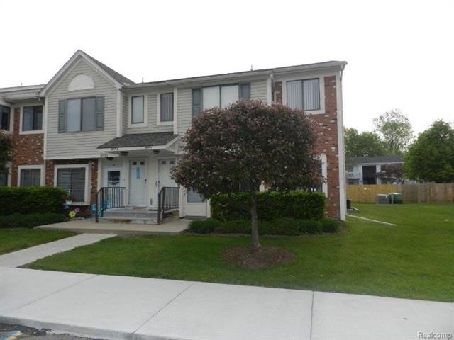 30731 Hidden Pines Ln, Roseville, MI 48066 - photo 1