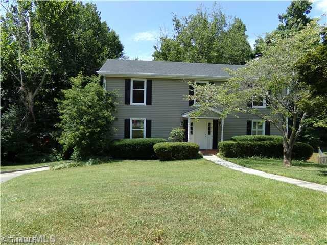 Exterior Front. Welcome to your new home!! Huge cul-de-sac home in the Town & Country development off Reynolda Rd. Fenced-in backyard plus underground electric fence in the front yard. Super sized common areas on the main level plus super sized bedrooms on the 2nd level.