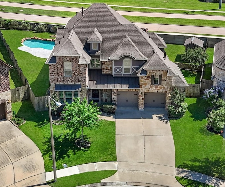 Welcome to this stunning home in the fabulous Frie