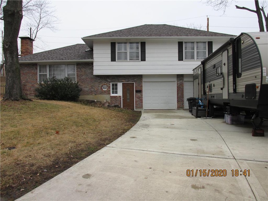 814 NW South Summit Cir, Blue Springs, MO 64015 - photo 1